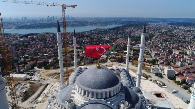 <p>Cumhurbaşkanı Tayyip Erdoğan'ın talimatıyla 6 Ağustos 2013 tarihinde temeli atılan 6 minareli Çamlıca Camisi'nin yüzde 85'i tamamlandı.</p>
