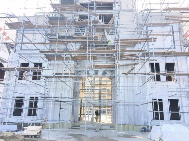 <p>Mimarların kadın olmasının tesiriyle, kadınlar bu cami kendileri için yapılmış hissini alacaklar. Abdesthanelerinde, çocuk bakım, kişisel bakım ve çocuk oyun odası olacak. Buradan çıkıp asansörle, direkt namaz kılabilecekleri mahfele (iç balkon) çıkıp ibadetlerini yapacaklar. Kadınlar kendilerine ayrılan 2 kat ve 5 bin kapasiteli bölümde, başını kaldırınca kubbeyi, eğilince halıyı, karşıya bakınca da imamı görecek.</p>
