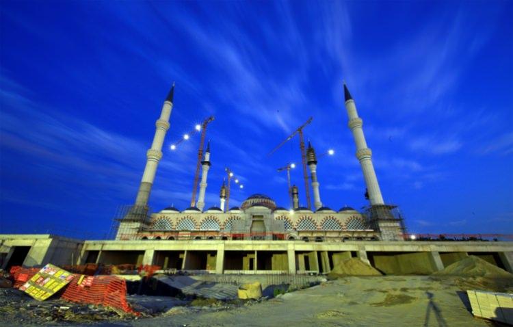 <p>Çamlıca Camisi'nin ses düzeni için Türkiye'nin en ünlü akustik uzmanlarıyla çalışıldı. İçi sanal ortamda bitirildi, çini ahşabı yerleştirilip ses çalışması yapıldı. Minarelerden yükselecek ezan sesi, rüzgarı arkasına aldığında, Topkapı'dan da duyulabilecek."</p>