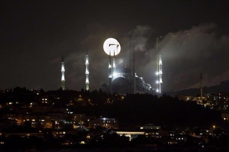 <p>Aynı anda 63 bin kişi namaz kılabilecek.</p>