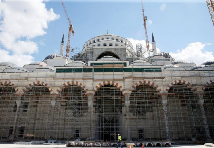 <p>Cami külliyesinde 11 bin metrekare müze, 3 bin 500 metrekarelik sanat galerisi, 3 bin metrekare büyüklüğünde kütüphane,</p>