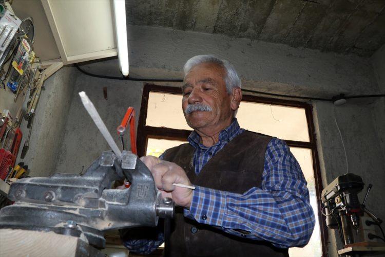 <p>Çankırı’nın Şabanözü ilçesine bağlı Gümerdiğin Mahallesi’nde yaşayan emekli astsubay Hüseyin Büyüköz, torunları için ağaçtan oyuncaklar yaparak başlayan uğraşıyı hobi haline getirerek yaptığı figürleri evinin salonunda sergiliyor.</p>
