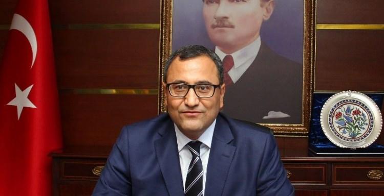 <p>Sarıfakıoğulları, 789 araçlık otoparka sahip olacak stadyumda 27 de mağaza yer alacağı bilgisini vererek, stat çevresinde antrenman sahaları da olacağını kaydetti.</p>

<p> </p>

<ul>
</ul>
