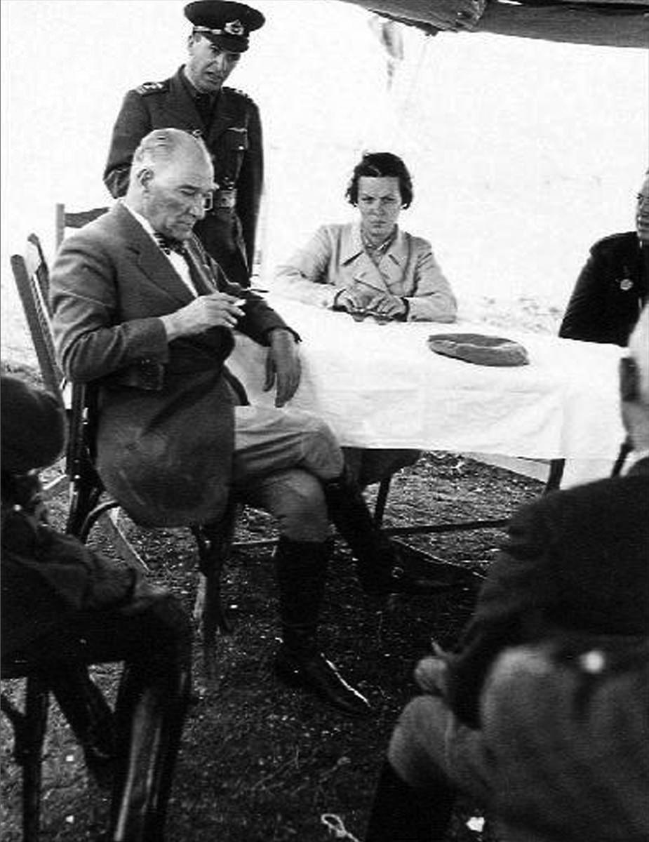 <p>Atatürk, 1937 yılında Sabiha Gökçen ile birlikte Çamlık'ta askeri tatbikatı izlerken görülüyor. </p>
