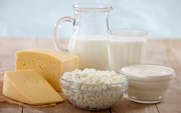 <p>Süt ve süt ürünleri tam bir D vitamini kaynağıdır. İnek sütünde ayrıca kalsiyum, fosfor ve riboflavin gibi besleyici maddeler de bulunur.</p>
