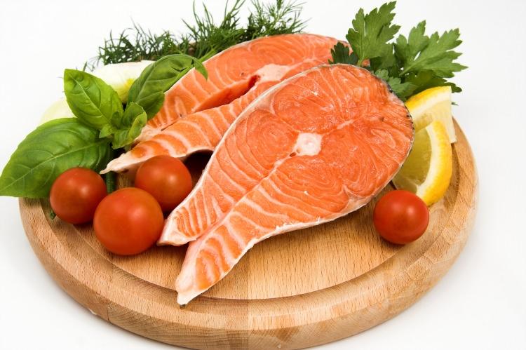 <p>Somon, uskumru ve ton balığı gibi yağlı balıklar D vitamini içerir.</p>
