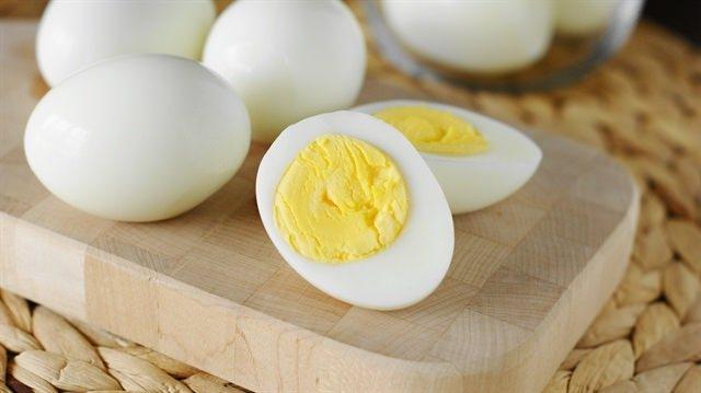 <p>B12 ve protein bakımından zengin olan yumurta günlük D vitamini ihtiyacınında birazını karşılar.</p>