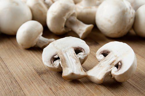 <p>Her mantar türü aynı oranda D vitamini içermez ama düğme mantarında yeterli miktarda D vitamini bulunur.</p>