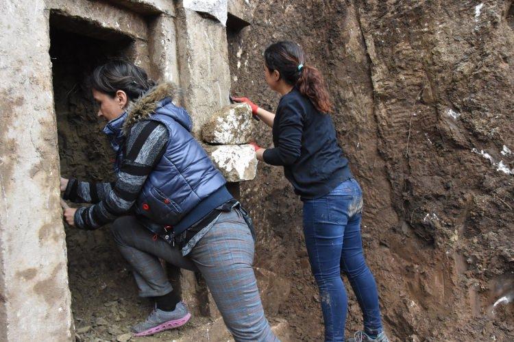<p>Antalya'nın Demre ilçesi Köşkerler Mahallesi'nde sera alanı oluşturmak için çalışma yapan bir kişinin kepçeyle toprak aldığı sırada iş makinesinin kaya mezarına takılması sonucu durum jandarmaya bildirildi. Bölgeye gelen jandarma ekipleri çevre güvenliği alarak müze yetkililerini bilgilendirdi.</p>

<p> </p>
