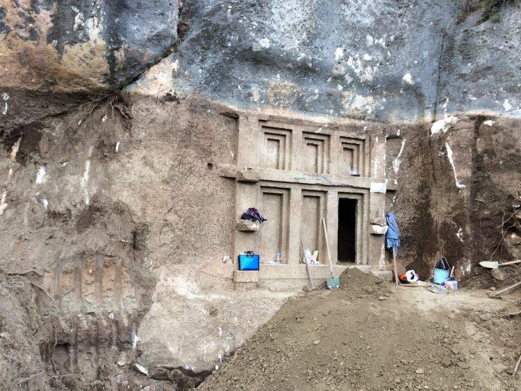 <p>Sezgin, 2 bin 400 yıllık olarak tarihlendirilen ve bölgede çokça bulunan kaya mezarlarının bir örneğine rastlanıldığını belirtti. Sezgin, milattan önce 4. yüzyılda yapıldığı belirlenen Likya kaya mezarının Myra Antik Kenti'ndekilerle aynı döneme ve özelliğe sahip olduğunu ifade etti.</p>

<p> </p>
