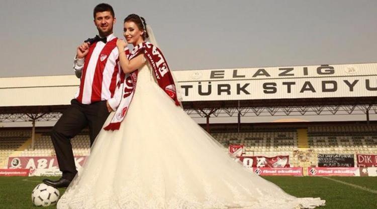 <p><strong>Düğün fotoğraflarını sahada çektirdiler</strong></p>