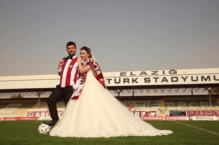 <p>Bir diğer düğün çekimi mekanı da oldukça ilginç.</p>
<p>Elazığ'da fanatik Elazığsporlu Çiğdem - Selçuk Başer çifti düğün fotoğrafları için Elazığ Atatürk Stadyumu'nu tercih etti.</p>