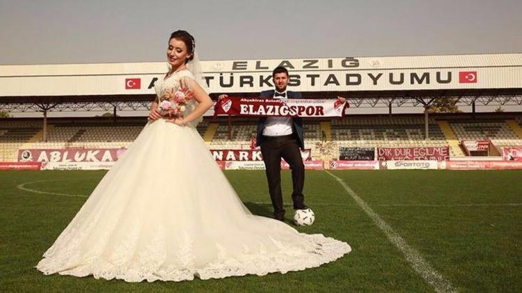 <p>Kısa sürede sosyal medyada yayılan fotoğraflar, Elazığsporlu taraftarların beğenisini topladı.</p>