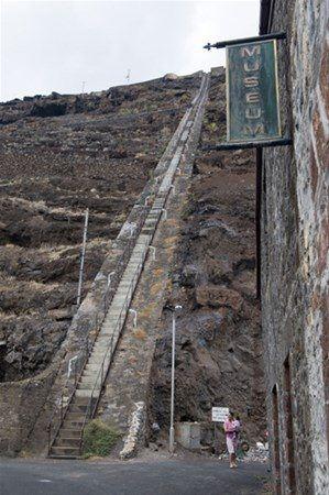 <p><span style="color:#FFFFFF">1829 yılında St Helena adasında başkent Jamestown'da tarım ürünlerinin getirilmesinde kolaylık olması için inşa edilen bu merdiven 699 basamaktan oluşuyor.</span></p>

<ul>
</ul>
