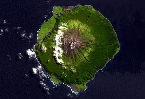 <p><span style="color:#FFFFFF">Tristan da Cunha</span></p>

<p><span style="color:#FFFFFF">Atlantik Okyanusu'nun güneyinde yer alan ada kümesi Tristan da Cunha, dünyanın ulaşılması en zor yeri kabul ediliyor. Adalara en yakın olan Güney Afrika, tam 2800 kilometre uzaklıkta bulunuyor. 1506'da yılında keşfedilen Tristan da Cunha, yüzyıllar boyu İtalyan, İngiliz ve Amerikalı yerleşimcilerin evi oldu.</span></p>
