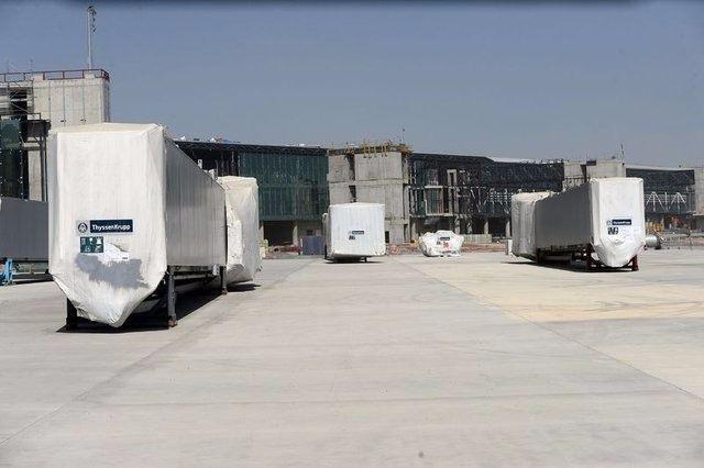 <p>"Terminal binasının bir an önce cephe ve çatısının kapatılmasını hedefliyoruz. Çünkü çok çok büyük bir metrekareden bahsediyoruz. 300 bin metrekare sadece ana blokta çatı kaplama işimiz var. Kubbelerimiz var 311 tane, Mimar Sinan'dan esinlendiğimiz kubbeler var. Bunlar biraz emek yoğun işler olduğu için zamanında yetiştirmemiz önemli.</p>
<ul>
</ul>