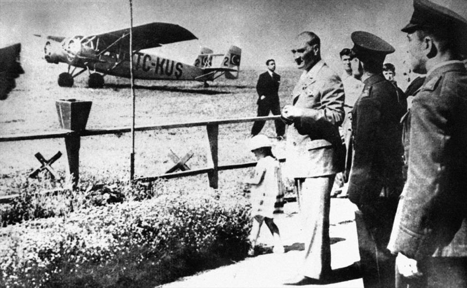 <p> Atatürk'ün, ordunun, Sakaryanın doğusuna çekilmesi emri ile Tekalif-i Milliye Emirleri'ni içeren belgelerin yanı sıra Atatürk'ün, Sakarya Meydan Muharebesi sonrasında TBMM tarafından kendisine verilen "Mareşal" rütbesi ve "Gazi" unvanı dolayısıyla 19 Eylül 1921'de TBMM'de yaptığı teşekkür konuşması da paylaşılan belgeler arasında yer aldı.<br />
<br />
Fotoğraf Ankara, 14 Mayıs 1935</p>