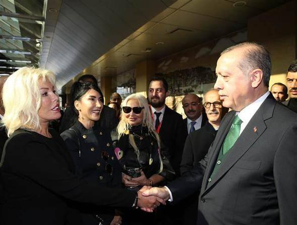 <p>Yıkılarak opera binasına dönüştürülecek olan İstanbul Atatürk Kültür Merkezi'nin (AKM) projesinin tanıtımı, bugün Cumhurbaşkanı Recep Tayyip Erdoğan'ın katılımıyla yapıldı. Tanıtım toplantısına, milletvekilleri, belediye başkanlarının yanı sıra bir çok sanatçı da katıldı.</p>

<p>Yeni AKM'nin tanıtım toplantısı için birçok ünlü Haliç Kongre Merkezi'ne gitti. Sanatçılar Cumhurbaşkanı Recep Tayyip Erdoğan ile görüşme fırsatı buldu. Ajda Pekkan, Hande Yener, Sevim Emre...</p>
