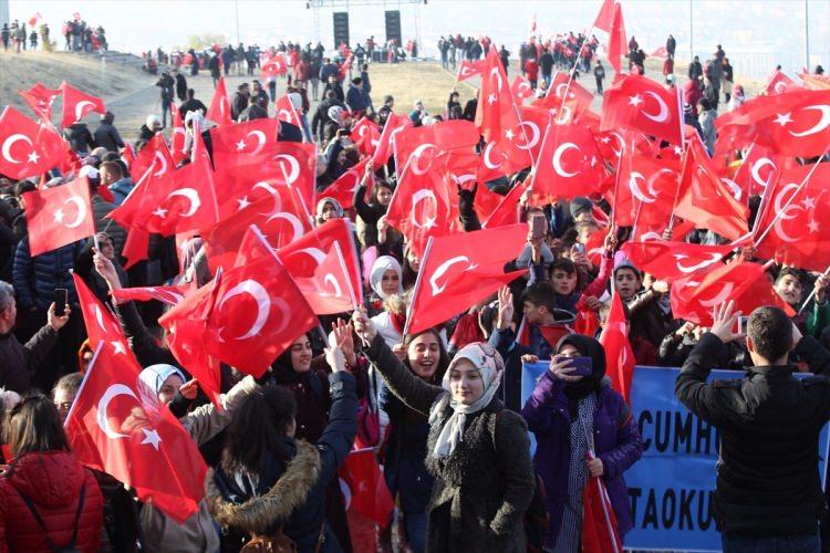 <p>Erzurum'daki tüm camilerde okunan 'Sala' ardından cami önlerinde ve farklı güzergahlarda toplanan halk Büyükşehir Belediyesi tarafından hazır bekletilen otobüslerle Karskapı Şehitliği'ne taşındı.</p>
