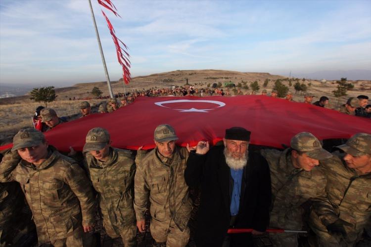 <p>O günün ruhunu yakalamak ve tanıtımını yapmak için Valilik, Büyükşehir Belediyesi ve Tabyalar Platformu tarafından bu yıl beşincisi organize edilen etkinliğe yaşlısından gencine yaklaşık 20 bin kişi katıldı</p>