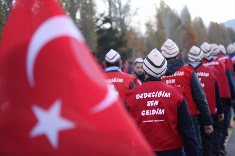 <p>4 kilometrelik yürüyüş sonunda tabyalara ulaşanları gece 'ecdada saygı nöbeti' tutan ATAK Doğa Sporları Kulübü karşılşadı. Tabyalarda toplanan kalabalık, İstiklal Marşı'nı söyledikten sonra okunan Kuran-ı Kerim'i dinledi. Müftü Hasan Hüsnü Sula tarafından yapılan duada etkinliğe katılanlar hep birlikte 'Amin' dedi.</p>
