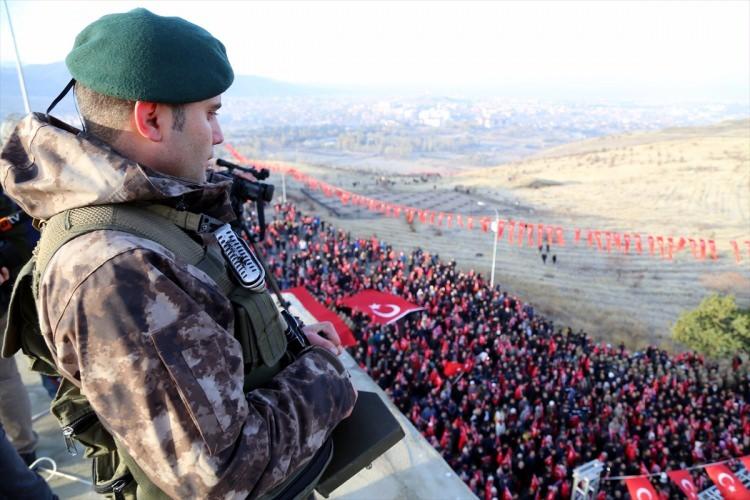 <p>ıkı güvenlik önlemlerinin alındığı Aziziye Tabyaları'na tırmanış etkinlikte Vali Seyfettin Azizoğlu, AK Parti Erzurum Milletvekili Mustafa Ilıcalı, Orhan Deligöz, Büyükşehir Belediye Başkanı Mehmet Sekmen, 9'uncu Kolordu Komutanı Korgeneral Uğur Tarçın, Bölge Adliye Mahkemesi Cumhuriyet Başsavcısı Ünal Bingül, Atatürk Üniversitesi Rekörü Prof. Dr. Ömer Çomaklı,Teknik Üniversitesi Rektörü Prof.Dr. Muammer Yaylalı, AK Parti İl Başkanı Mehmet Emin Öz, kamu kurum müdürleri, öğrenciler, askerler, sivil toplum kurumları, izciler ile çocuk, yaşlı ve gençler hazır bulundu.</p>
