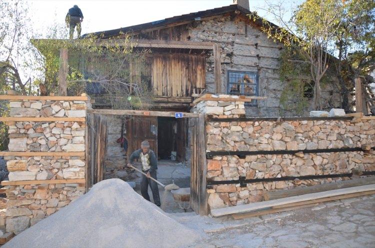 <p>Antalya'ya yaklaşık 150 kilometre uzaklıktaki Akseki'deki yıllara meydan okuyan tarihi düğmeli evlerin turizme kazandırılması için aslına uygun restore edilme çalışmaları sürüyor.</p>
