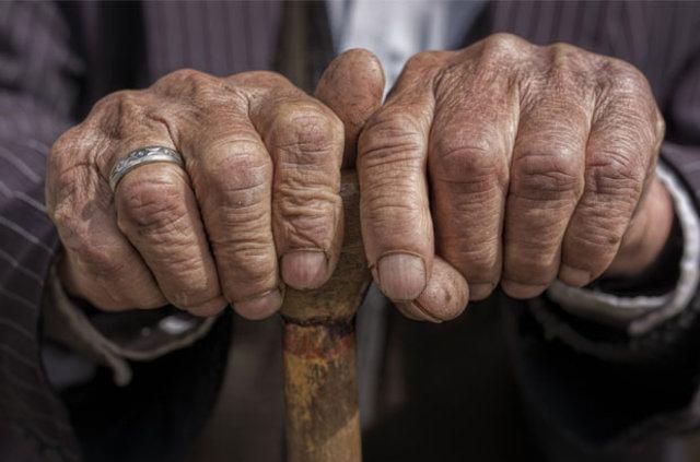 <p><strong>FİZİKSEL DEĞİŞİKLİKLER</strong></p>

<p>Vücut daha zor bir şekilde kendini koruma altına alır. Vücutta bu süre zarfında bazı işaretler görülür: </p>

<p>* Vücut sıcaklığı düşüktür </p>

<p>* Kan basıncı düşüktür</p>

<p>* Nabız düzensizdir; yavaştır ya da hızlıdır</p>

<p>* Terlemede artış görülür.</p>
