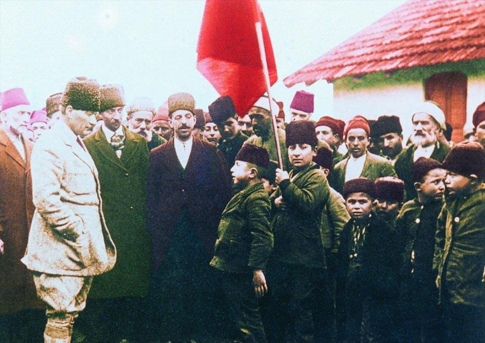 <p>Osmanlı Mebusan Meclisinde, 28 Ocak 1920'de 121 mebusun imzaladığı Misakı Milli Belgesi, Atatürk'ün, 1 Eylül 1922'de Dumlupınar'da orduya hitaben yazdığı "Ordular, ilk hedefiniz Akdeniz'dir. İleri" emrinin Batı Cephesi birliklerine yayımlanmasına ilişkin yazısı ile Anadolu Ajansı'nın kuruluşuyla ilgili tamim de paylaşıldı.<br />
<br />
<strong>Fotoğraf Bilecik, 16 Ocak 1923</strong></p>
<p> </p>