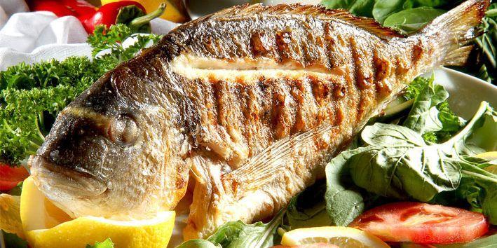 <p>Balık özellikle beyin için son derece gerekli olan omega3 yağını içerir ve beyni korur. </p>
