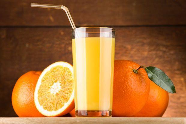 <p>Eğer akşam yemeğini kaçırdıysanız ve hazımsızlık sorunu yaşıyorsanız yapmanız gereken bir bardak portakal suyu içmek. Portakal mide asidini dengeleyerek hazımsızlık sorununu giderecektir. </p>
