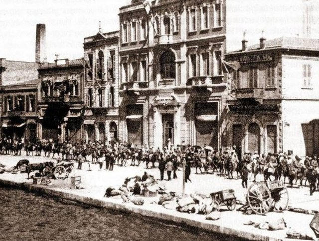 <p>Başkomutanlık Meydan Muharebesi'yle düşmanın ana kuvvetlerini yok eden Türk ordusu, 9 Eylül 1922'de İzmir'in işgaline son verdi. Türk askerleri kordon boyunda. 9 Eylül 1922.</p>
