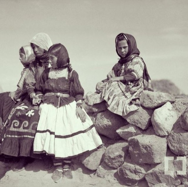 <p>Mahalli Kıyafetli Çocuklar - Kars</p>
