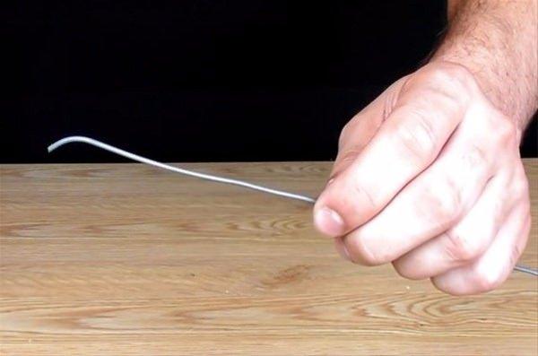 <p>Meyve ve sebzelerin kabuklarını kolayca soyabilmeye olanak sağlayan soyacaklara sahip değilseniz bıçağa tel takarak pratik çözüm elde edebilirsiniz.</p>
<p> </p>