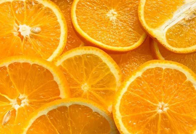<p><strong>Portakal</strong></p>

<p>Yılların C vitamini deposu olarak bilinen portakal meyvesi C vitamini içeriği açısından neredeyse ilk 10'a bile gremiyor. En zengin C vitamini deposu olan meyveler arasında limon ve kivi ilk sıralarda yer alıyor.</p>
