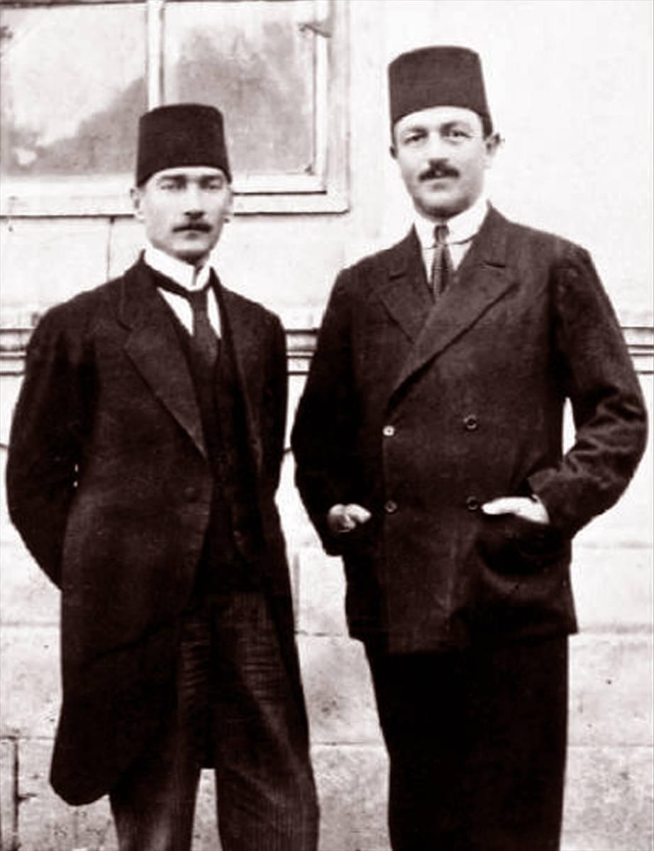 <p>Atatürk, 1919 yılında, Rauf Orbay (sağda) ile birlikte Sivas'ta görülüyor.</p>
