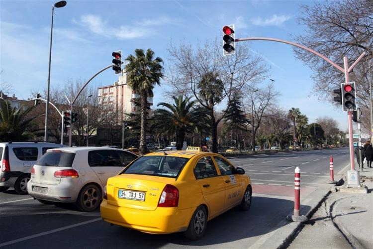 <p>KIRMIZI IŞIKTA GEÇME CEZASI</p>

<p>Kırmızı ışıkta geçme ve hız sınırını aşmanın cezası 30 lira artışla 236 lira olacak.</p>
