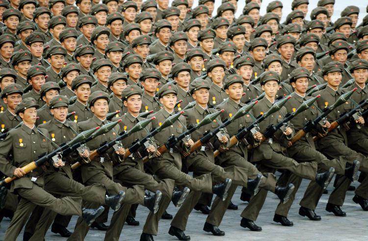 <p>Global Firepower Index yaklaşık 50 değişkene göre orduların gücünü hesaplayıp sıralıyor. Endekse askere çağırılabilecek nüfus, tank, uçak, nükleer başlık, uçak gemisi, denizlaltı sayısı ve savunma bütçeleri giriyor. Ancak kategoriler her ülke için farklı ağırlıkta hesaplanıyor. Mesela denize kıyısı olmayan ülkenin gemi sayısı ordu gücünü hesaplamada az ağırlık oluşturuyor. Listede Türkiye de üst sıralarda yer alıyor. İşte bu endekse göre ordusu en güçlü ülkeler...</p>
