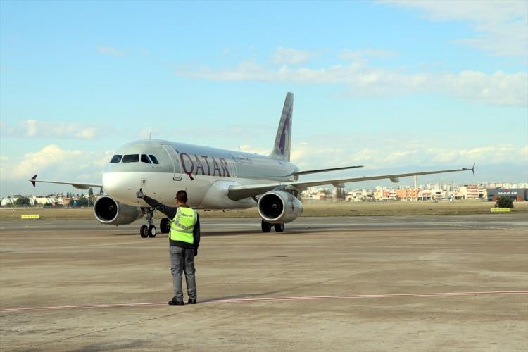 <p>Katar ile Adana arasında haftada üç gün gerçekleştirilecek direkt uçuşlar kapsamında Doha'dan kalkan ilk uçak Adana Havalimanına geldi. Doha'dan gelen ilk uçak Adana Büyükşehir Belediyesi bandosu ve halk oyunları ekibi tarafından karşılandı.</p>
