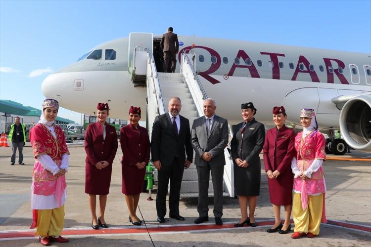<p>Katar ile Adana arasında haftada üç gün gerçekleştirilecek direkt uçuşlar kapsamında Doha'dan kalkan ilk uçak Adana Havalimanına geldi. Doha'dan gelen ilk uçak Adana Büyükşehir Belediyesi bandosu ve halk oyunları ekibi tarafından karşılandı. Adana'ya gelen ilk uçakta Katar Airways Ticaretten Sorumlu Kıdemli Başkan Ehab Amin (sağ 4) yer aldı.</p>

<p> </p>
