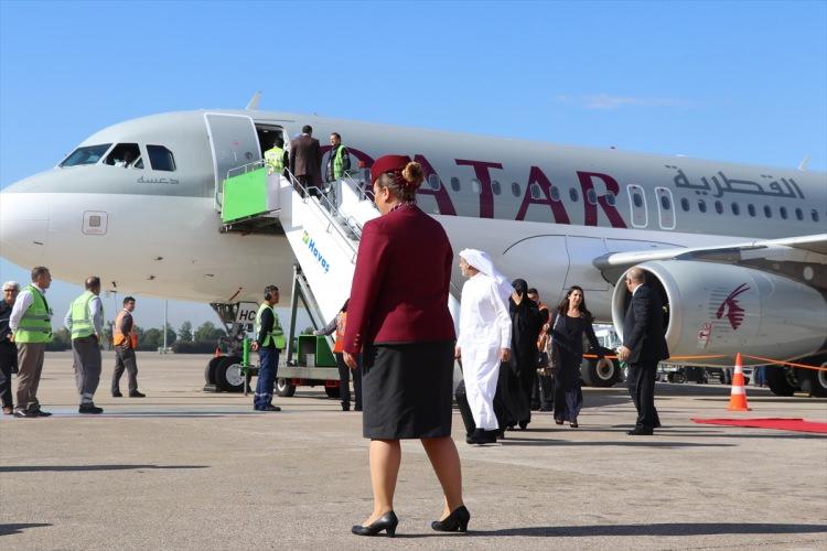 <p>Katar ile Adana arasında haftada üç gün gerçekleştirilecek direkt uçuşlar kapsamında Doha'dan kalkan ilk uçak Adana Havalimanına geldi. Doha'dan gelen ilk uçak Adana Büyükşehir Belediyesi bandosu ve halk oyunları ekibi tarafından karşılandı.</p>
<p> </p>