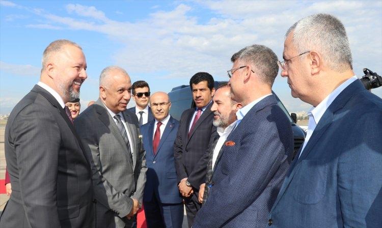 <p>Katar ile Adana arasında haftada üç gün gerçekleştirilecek direkt uçuşlar kapsamında Doha'dan kalkan ilk uçak Adana Havalimanına geldi. Doha'dan gelen ilk uçak Adana Büyükşehir Belediyesi bandosu ve halk oyunları ekibi tarafından karşılandı. Havaalanındaki törene, Adana Valisi Mahmut Demirtaş (sağ 5), Katar'ın Ankara Büyükelçisi Salim Mübarek Al Şafi (sağ 4), AK Parti Adana Milletvekili Tamer Dağlı (sağ 3) de katıldı. Adana'ya gelen ilk uçakta Katar Airways Ticaretten Sorumlu Kıdemli Başkan Ehab Amin (sol 2) yer aldı.</p>
<p> </p>