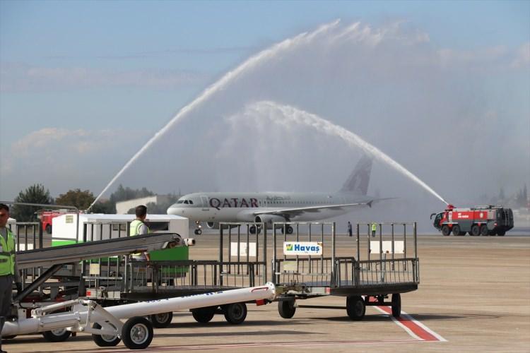 <p>Katar ile Adana arasında haftada üç gün gerçekleştirilecek direkt uçuşlar kapsamında Doha'dan kalkan ilk uçak Adana Havalimanına geldi. Doha'dan gelen ilk uçak Adana Büyükşehir Belediyesi bandosu ve halk oyunları ekibi tarafından karşılandı.</p>
<p> </p>
