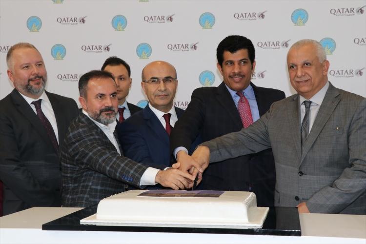 <p>Katar ile Adana arasında haftada üç gün gerçekleştirilecek direkt uçuşlar kapsamında Doha'dan kalkan ilk uçak Adana Havalimanına geldi. Adana Vali Mahmut Demirtaş (sağ 3), havalimanındaki törende gazetecilere yaptığı açıklamada, Doha ile Adana arasındaki direkt uçuşların hayırlı olması temennisinde bulundu. İlk uçuşun yapılması nedeniyle Adana Valisi Mahmut Demirtaş (sağ 3), Katar'ın Ankara Büyükelçisi Salim Mübarek Al Şafi (sağ 2), AK Parti Adana Milletvekili Tamer Dağlı (sol 2), Katar Airways Ticaretten Sorumlu Kıdemli Başkan Ehab Amin (sağ) pasta kesti.</p>
<p> </p>