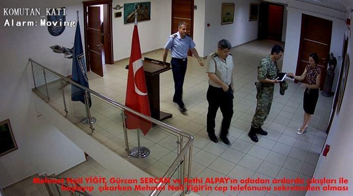 <p>Darbe koordinatörü Cumhurbaşkanı suikast girişiminin başı eski Tuğgeneral Gökhan Şahin Sönmezateş'in Hava Harp Okulu'na gelişinin bulunduğu görüntülerde 14 Temmuz'u 15 Temmuz'a bağlayan gecede 3. Darbe Koordinasyonu toplantısı görüntüleri de yer alıyor. </p>