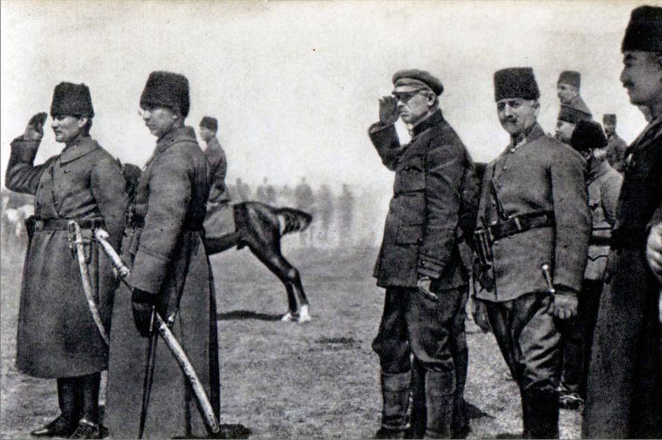 <p>Atatürk, 1922 yılında İsmet İnönü ile birlikte Konya Ilgın'da denetim yaparken görülüyor. </p>
