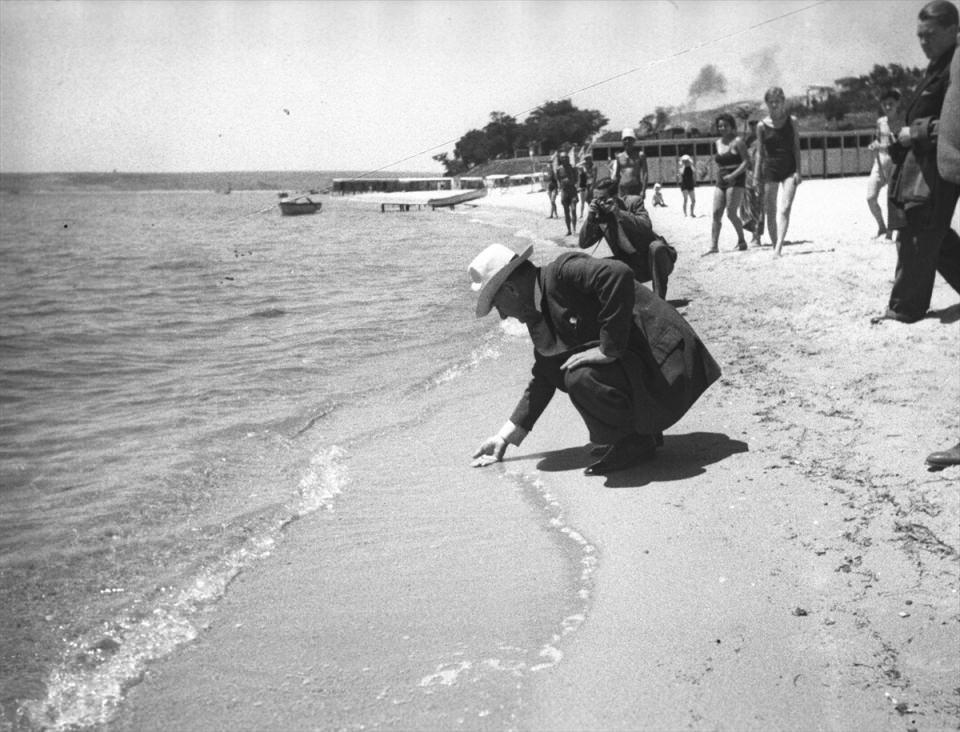 <p>Cumhurbaşkanı Atatürk, 1935'te Florya'da plajı gezerken görülüyor.</p>
