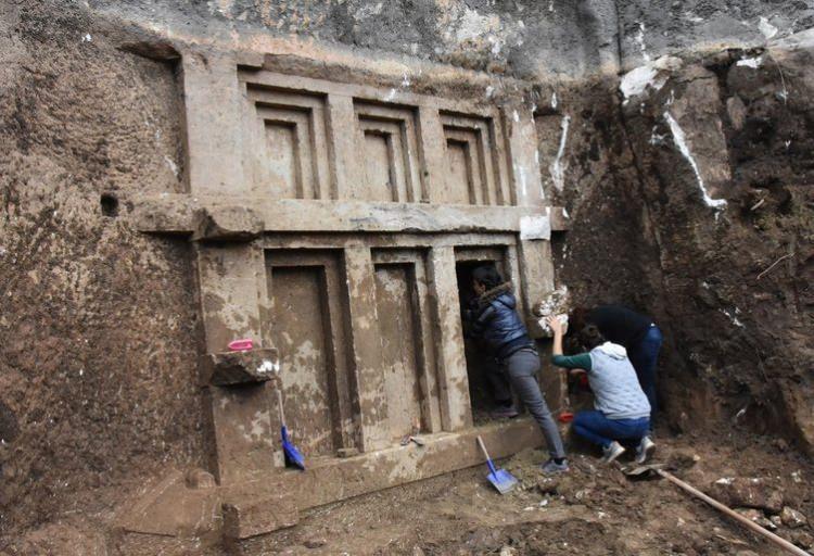 <p><strong>KAYA MEZAR ORTAYA ÇIKARILDI</strong></p>

<p>Likya Uygarlıkları Müzesi Müdürü Nilüfer Sezgin, 3 arkeolog ve 8 işçinin katıldığı kazı çalışması başlatıldı. Kazı sonunda M.Ö. 4'üncü Yüzyıl'da yapıldığı belirlenen Likya kaya mezarı ortaya çıkarıldı. Myra Antik Kenti'ndeki antik tiyatro yanında bulunan kaya mezarlarıyla aynı döneme ait olduğu tespit edilen 2 katlı 5x4 metre boyutunda mezarın antik dönemde soyulduğu tahmin ediliyor</p>

