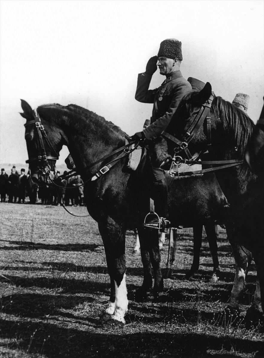 <p>Atatürk'ün, Sakarya Savaşı öncesi cepheyi denetlerken attan düşmesi olarak bilinen olay sonrası doktor muayenesiyle bir kaburga kemiğinin kırıldığı ve yapılan tedavinin ardından 17 Ağustos 1921'de tekrar karargahta bulunacağına ilişkin ifadeler de bulunuyor.<br />
<br />
<strong>Fotoğraf Balya, Balıkesir, 8 Şubat 1923</strong></p>