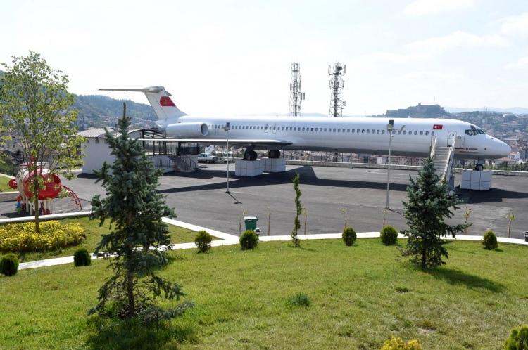 <p>Douglas MD-82 TC-TUA tipi yolcu uçağı, hurdaya çıkarıldıktan sonra geçen yıl Kastamonu Belediyesince satın alınarak parçalara ayrıldıktan sonra tırlarla İstanbul'dan Kastamonu'ya getirildi. Parçalar, Aktekke Mahallesi'nde Veli Efendi Camisi'nin yanındaki boş alana yerleştirilerek birleştirildi.</p>
